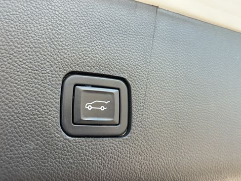 Used 2022 Chevrolet Traverse LT FWD image 14