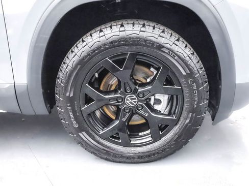 Used 2025 Volkswagen Atlas Peak Edition SE image 33