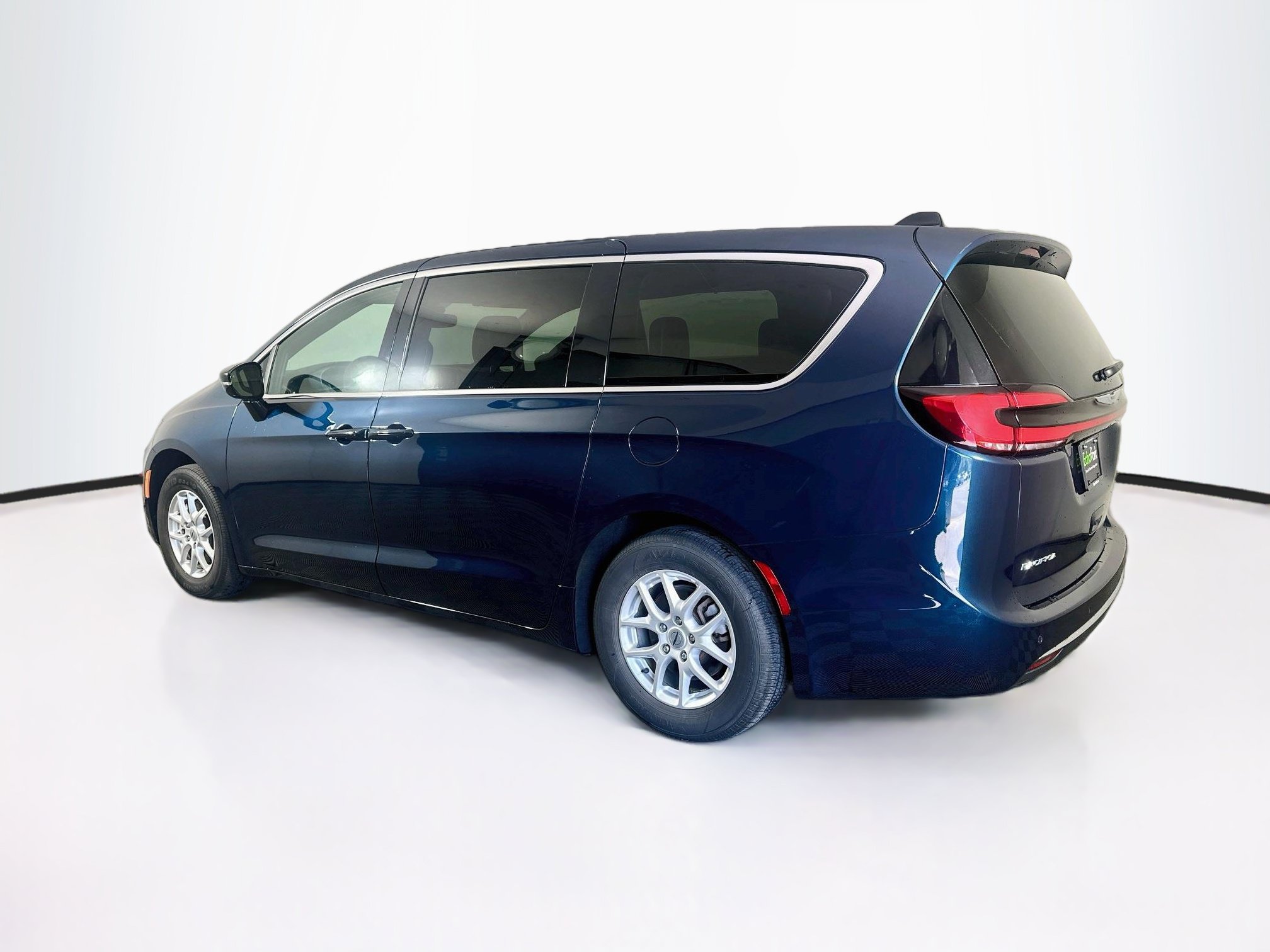 Used 2025 Chrysler Pacifica Select FWD image 5
