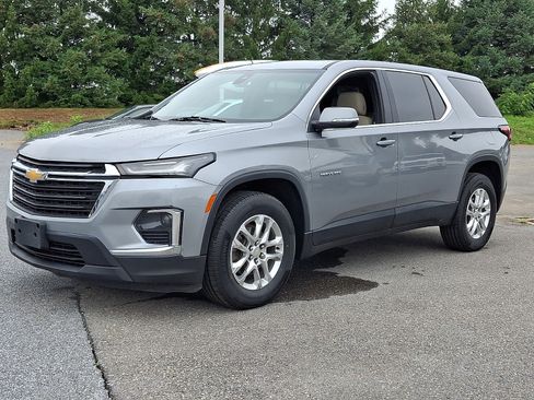 Used 2023 Chevrolet Traverse LS w/ Safety Package FWD image 3