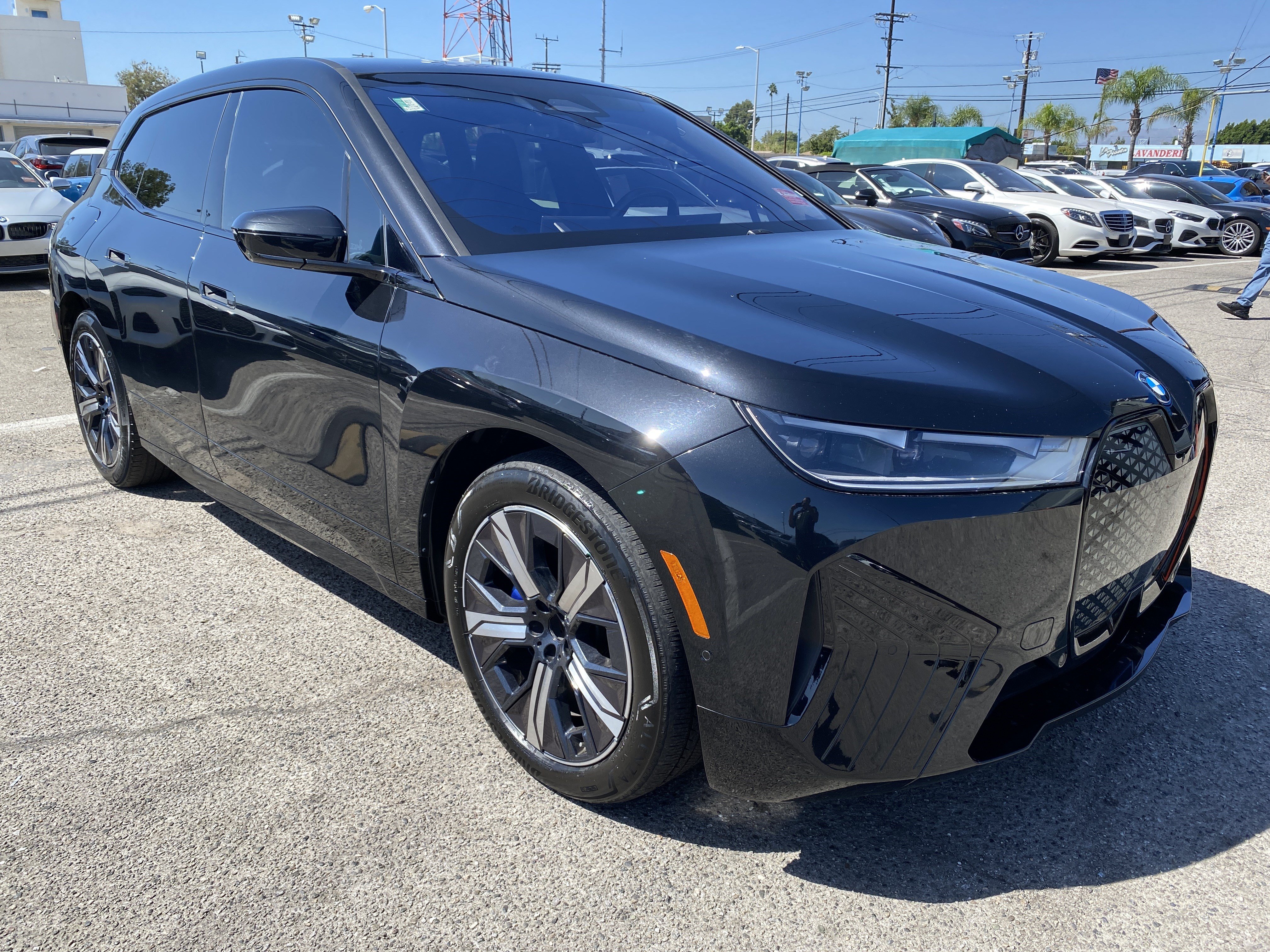 Used 2023 BMW iX xDrive50 w/ Premium Package AWD/4WD image 8