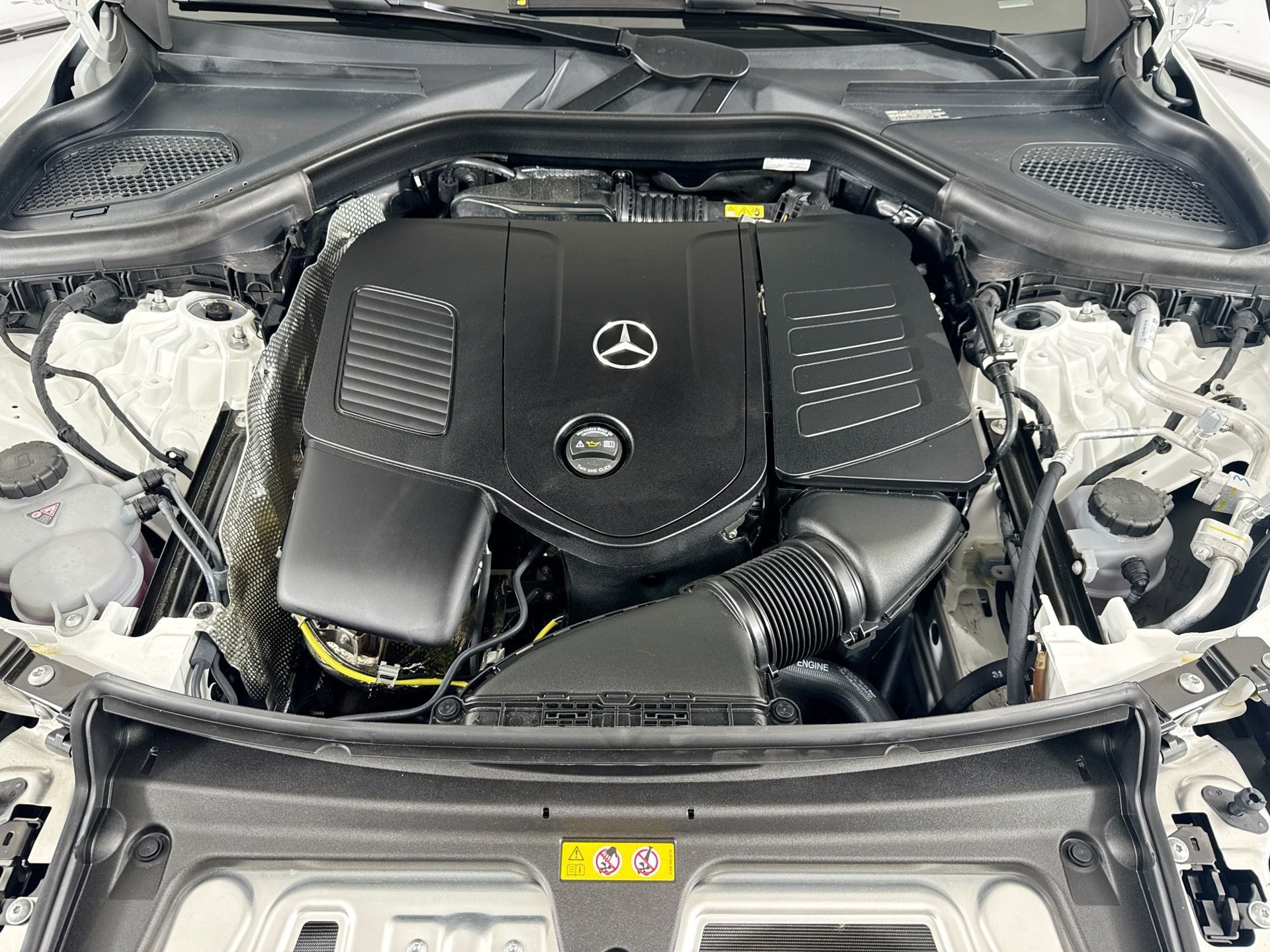 Used 2025 Mercedes-Benz GLC 300 4MATIC image 32