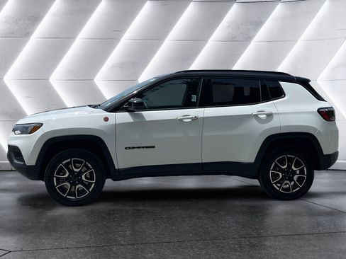 Used 2025 Jeep Compass Trailhawk AWD/4WD image 18