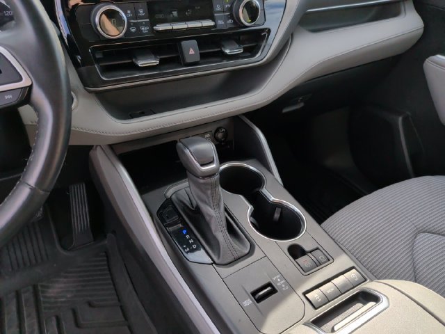 Used 2022 Toyota Highlander LE FWD image 22