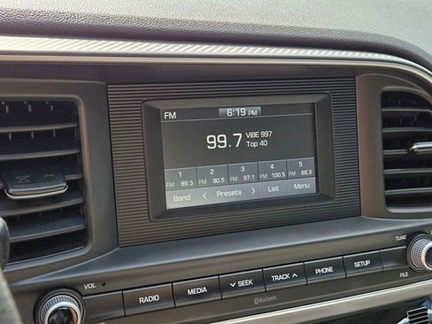 Used 2020 Hyundai Elantra SE FWD image 24
