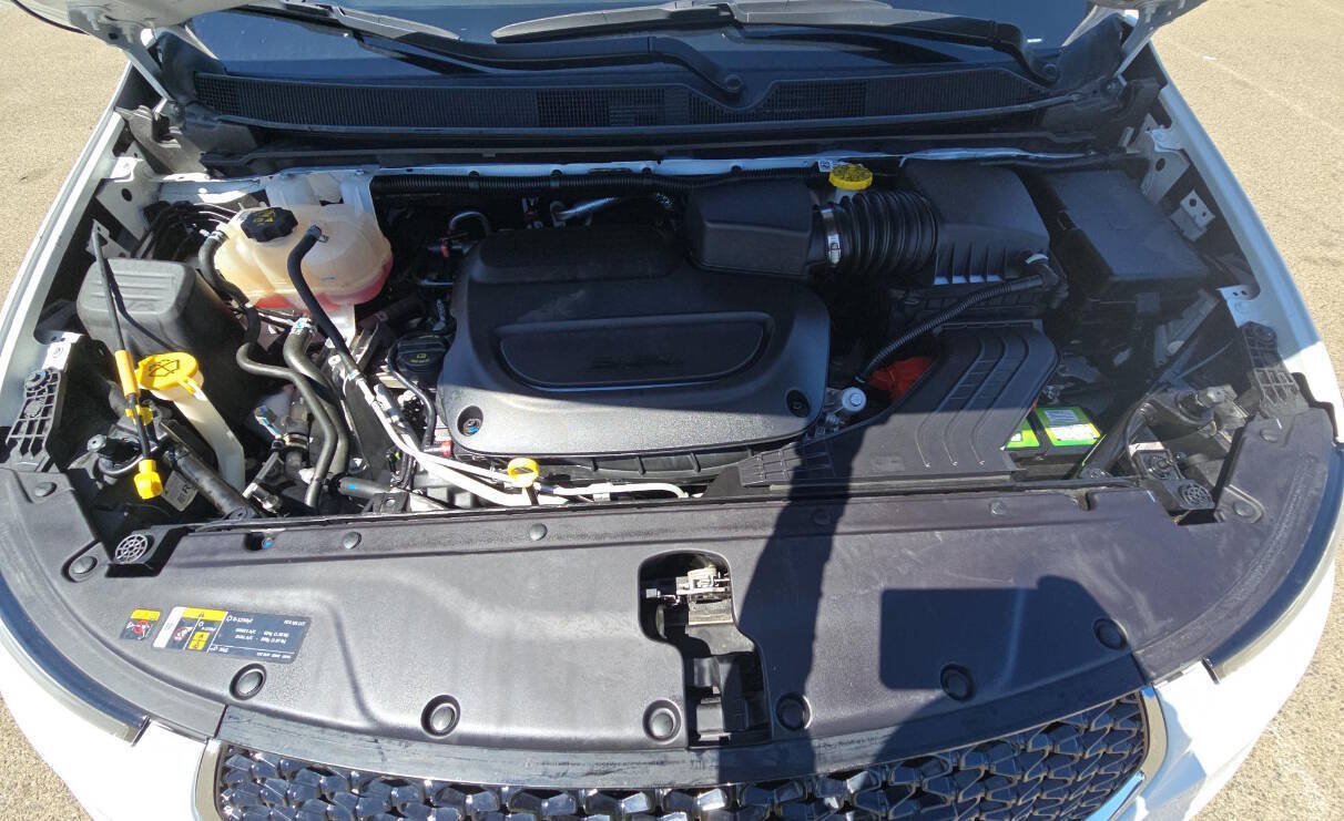 Used 2024 Chrysler Pacifica Limited FWD image 7
