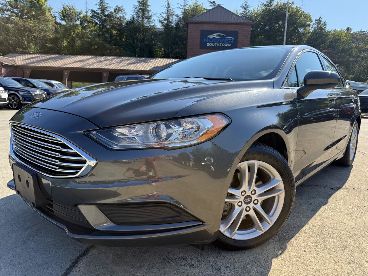 Used 2018 Ford Fusion SE w/ Fusion SE Technology Package FWD image 1