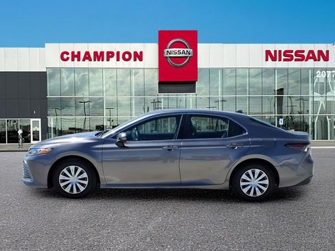 Used 2022 Toyota Camry LE image 4