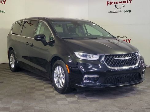 Used 2024 Chrysler Pacifica Touring-L image 2