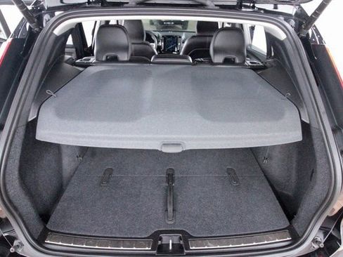 Certified 2025 Volvo XC40 B5 Plus image 28