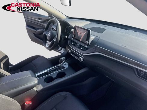 Used 2025 Nissan Altima 2.5 SV FWD image 34