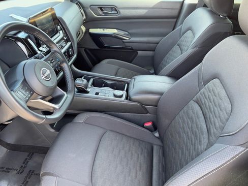 Used 2025 Nissan Pathfinder SV image 17