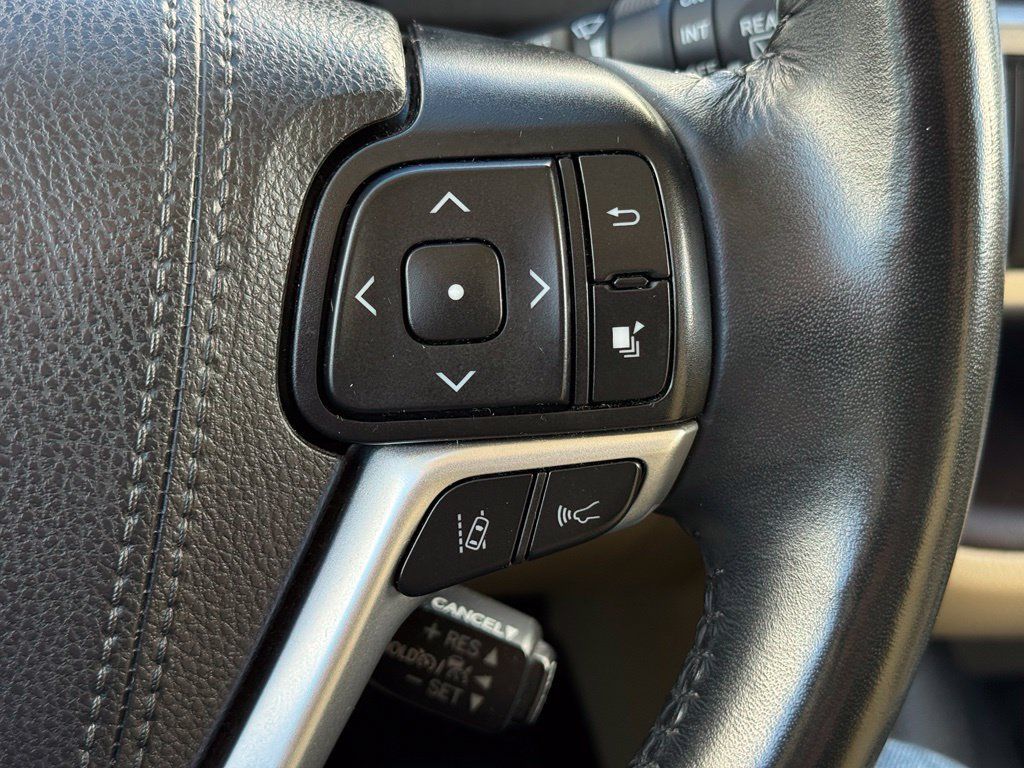 Used 2019 Toyota Highlander Limited FWD image 39