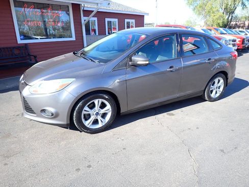 Used 2014 Ford Focus SE w/ SE Winter Package FWD image 3