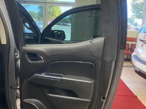 Used 2021 Chevrolet Colorado LT w/ Safety Package RWD image 18