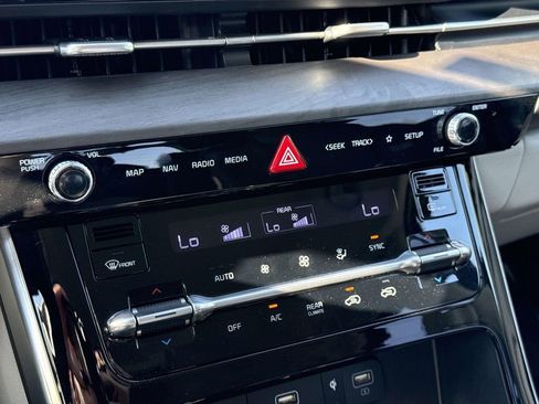 Used 2024 Kia Carnival EX FWD image 6