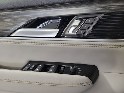 Used 2024 Jeep Wagoneer L Series III w/ Premium Group I AWD/4WD image 16
