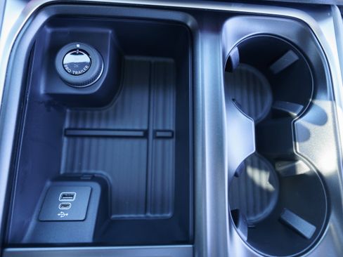 Used 2026 Ford Expedition Platinum image 39