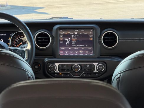 Used 2018 Jeep Wrangler Unlimited Sahara AWD/4WD image 27
