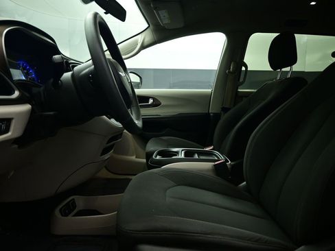 Used 2018 Chrysler Pacifica Touring Plus image 17