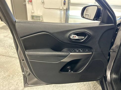 Used 2019 Jeep Cherokee Latitude Plus w/ Comfort/Convenience Group AWD/4WD image 15