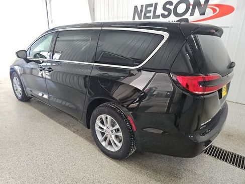 New 2026 Chrysler Pacifica Select image 9