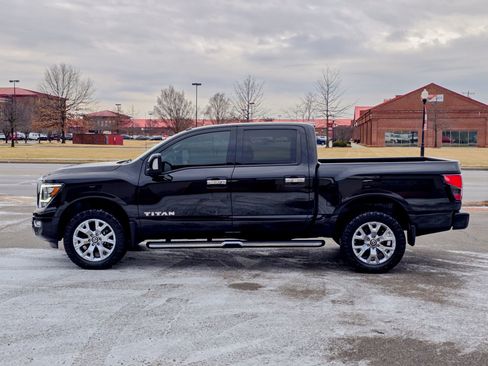 Used 2021 Nissan Titan SL w/ Moonroof Package image 14