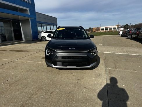 Used 2023 Kia Niro EX image 8