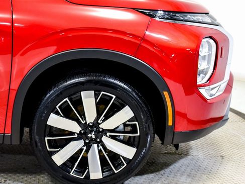 Used 2025 Mitsubishi Outlander SE image 13