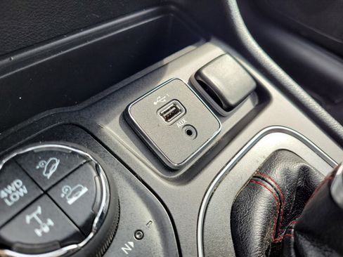 Used 2019 Jeep Cherokee Trailhawk w/ Cold Weather Group AWD/4WD image 25