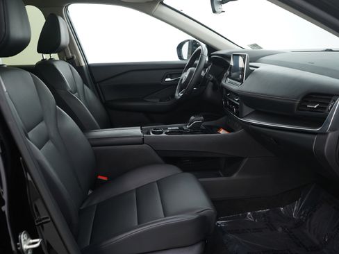 Used 2024 Nissan Rogue SV w/ SV Premium Package image 13