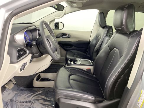 Used 2024 Chrysler Pacifica Touring-L image 15