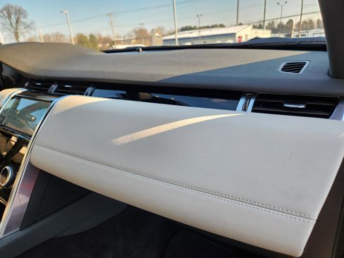 Used 2020 Land Rover Discovery Sport SE image 17