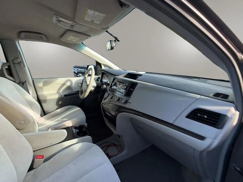 Used 2012 Toyota Sienna LE w/ Towing Pkg image 23