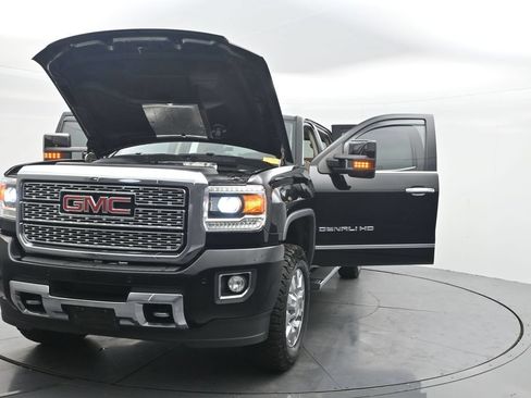 Used 2019 GMC Sierra 2500 Denali w/ Duramax Plus Package AWD/4WD image 42