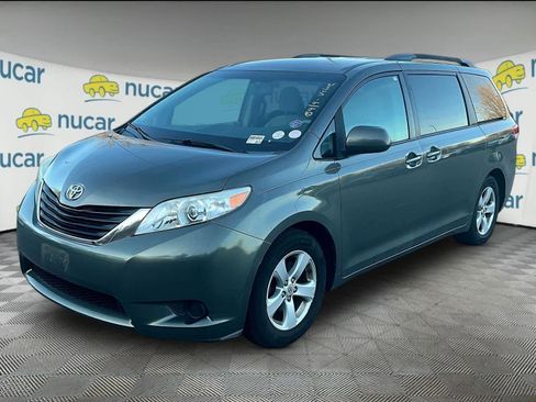 Used 2011 Toyota Sienna LE w/ Towing Pkg image 2