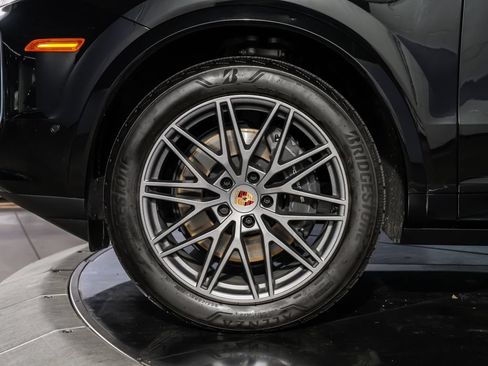 Used 2025 Porsche Cayenne AWD/4WD image 11