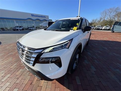 Used 2025 Nissan Rogue S image 24