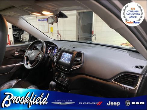Used 2019 Jeep Cherokee Latitude Plus w/ Cold Weather Group AWD/4WD image 33