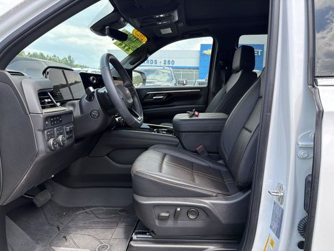 Used 2025 Chevrolet Tahoe High Country AWD/4WD image 10