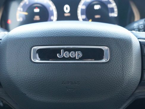 Used 2024 Jeep Grand Cherokee Limited w/ Black Appearance Package AWD/4WD image 14