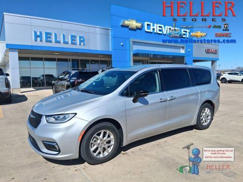 Used 2024 Chrysler Pacifica Touring-L image 1
