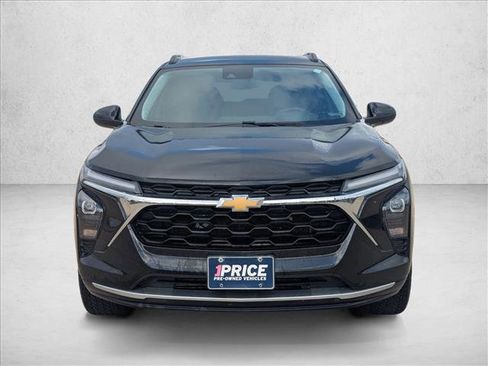 Used 2024 Chevrolet Trax LT w/ Driver Confidence Package image 2