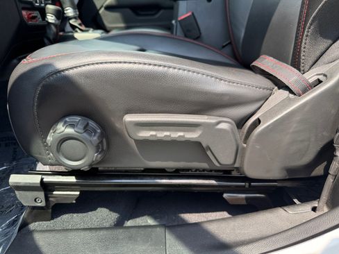 Used 2018 Jeep Wrangler Rubicon AWD/4WD image 14