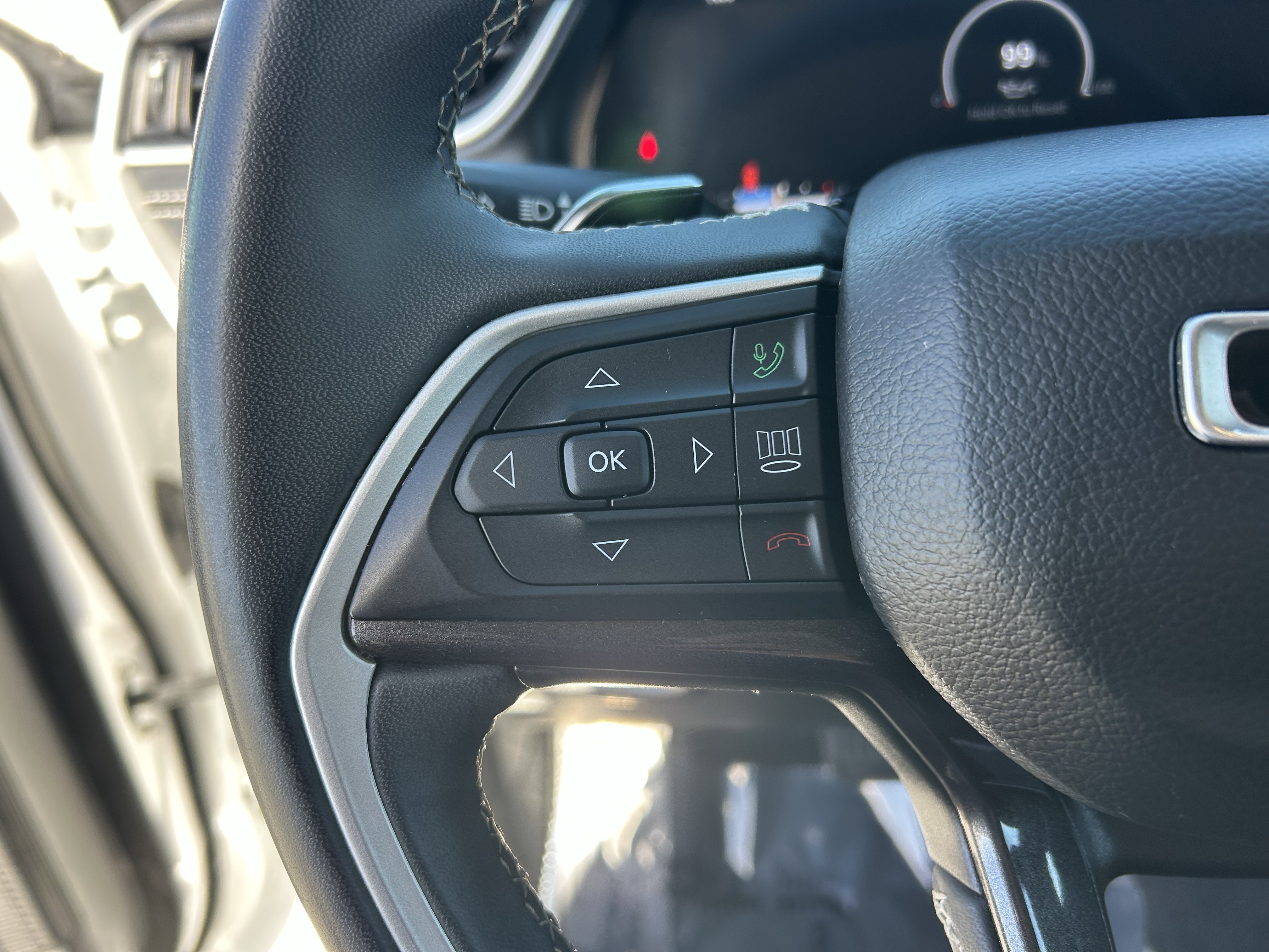 Used 2023 Jeep Grand Cherokee Laredo RWD image 27