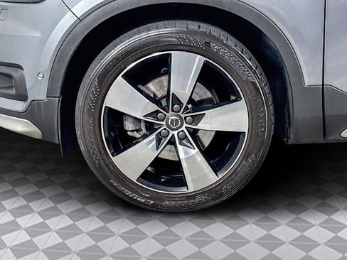 Used 2019 Volvo XC40 T4 Momentum image 32