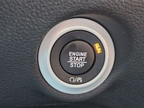 Used 2025 Chrysler Pacifica Select image 21