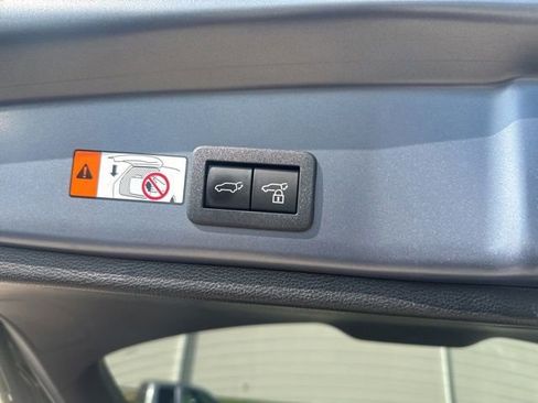 Used 2025 Toyota Corolla Cross XLE w/ Convenience Package FWD image 9