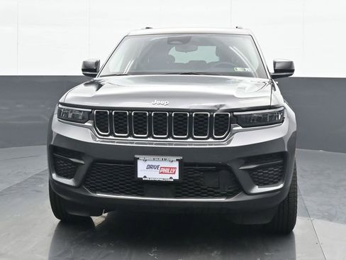 Used 2024 Jeep Grand Cherokee Laredo image 1