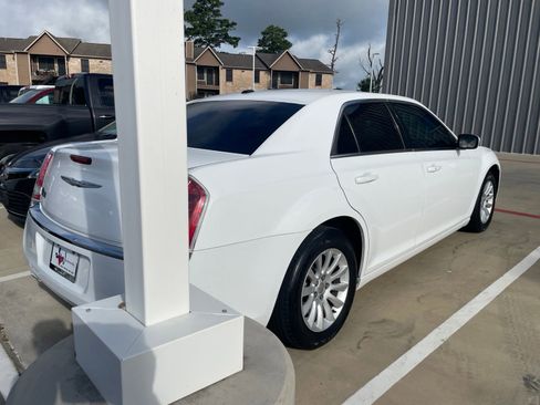 Used 2014 Chrysler 300 RWD image 4